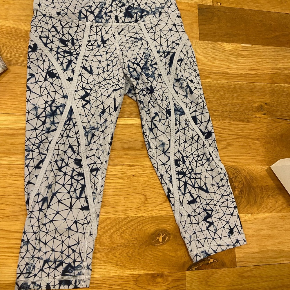Cropped lululemon leggings, size 6